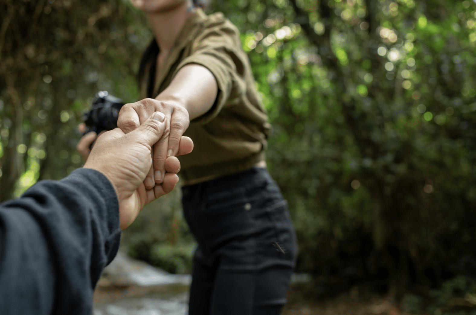 https://www.freepik.es/foto-gratis/jovenes-viajeros-dan-mano_3709510.htm#fromView=search&page=1&position=13&uuid=8b017630-a9a2-456a-b930-62d2f90ce480&query=Turismo+de+aventura+responsable